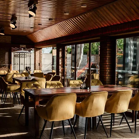 Scarlett & Restaurant 3*